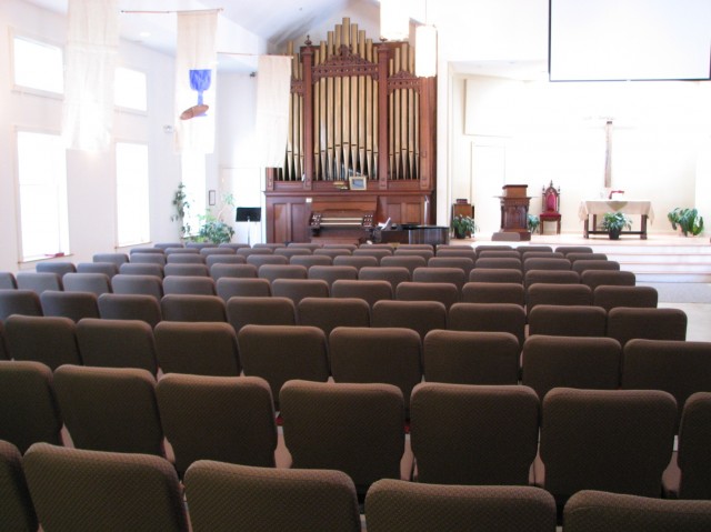 BUMC 教堂椅的照片