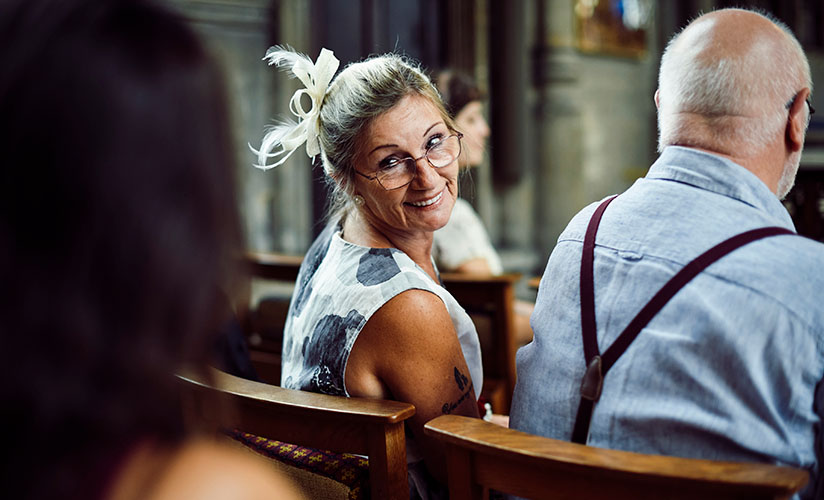 La madre della sposa si è girata e ha chiacchierato con gli invitati al matrimonio