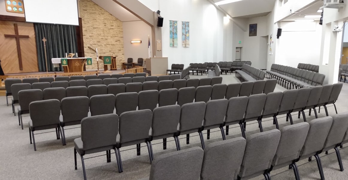 Reihen grauer Bertolini-Kirchenstühle