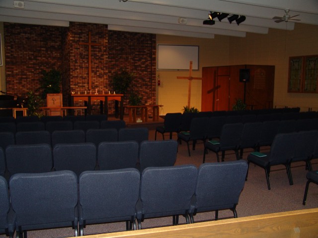 Die ineinandergreifenden Kirchenstühle sehen für unsere Gottesdienstzeit großartig aus