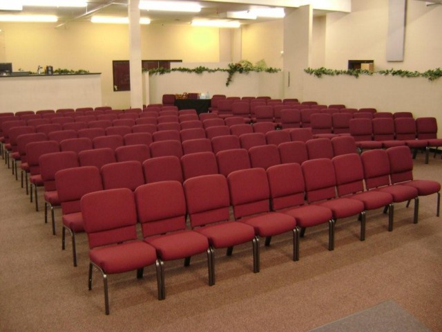 Wir sind sehr zufrieden mit unseren neuen Sitzgelegenheiten für das Heiligtum