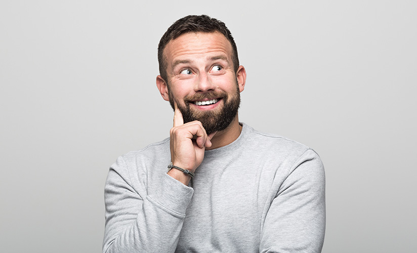 Uomo con la barba che pensa