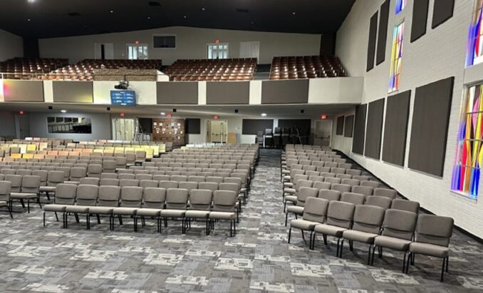 Salón de la iglesia lleno de nuevas sillas de la Iglesia Bertolini
