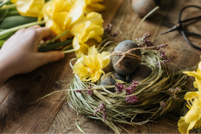 Couronne de Pâques DIY faite de brindilles et de fleurs