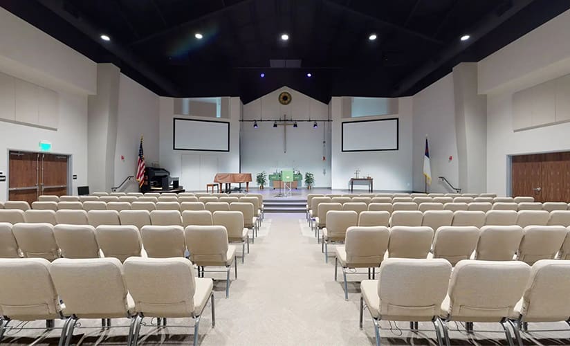 Kirchenstühle vor einer Gottesdiensthalle