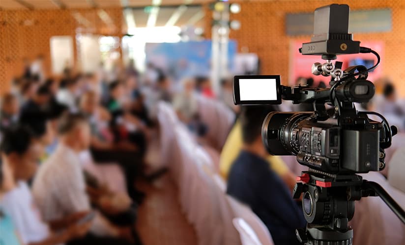 Câmera apontada e pronta para transmitir um grande evento da igreja