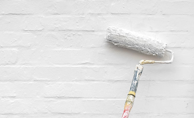 Immagine di mattoni dipinti di bianco con una spazzola a rullo