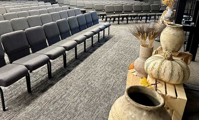 cadeiras de igreja sentadas perto da decoração de outono