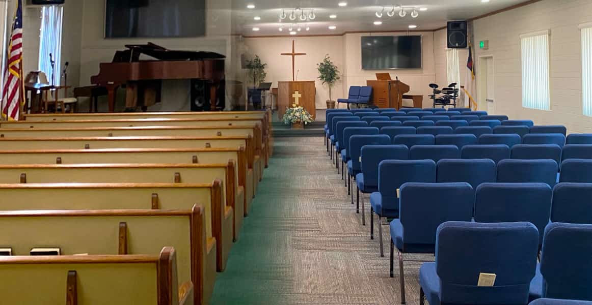 Modernizzare gli spazi di culto: migliorare comfort, tecnologia ed estetica con le sedie da chiesa Bertolini