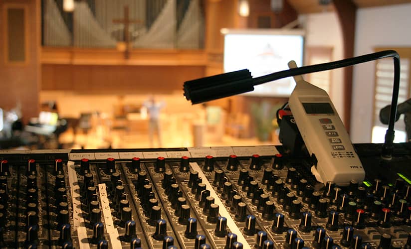 Cabina di controllo audio con funzione religiosa in sottofondo