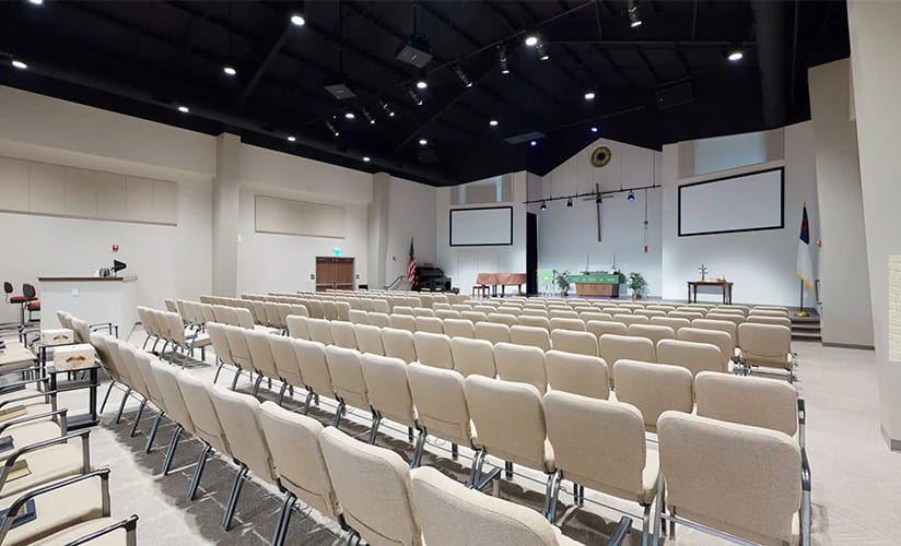 Cremefarbene Stühle in einem Kirchensaal