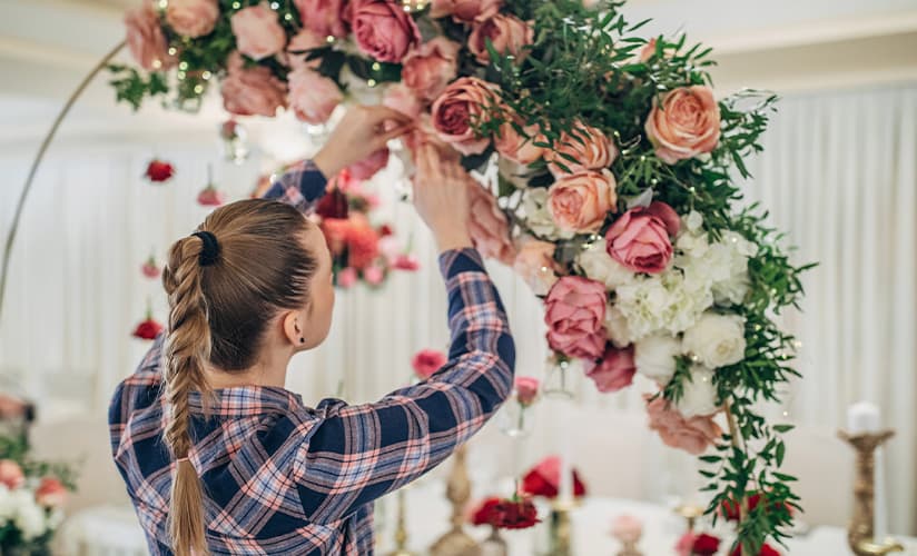 Femme décorant pour un événement de mariage