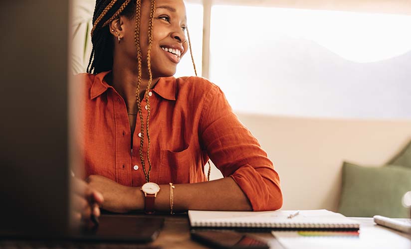 Mulher sentada em uma mesa de escritório