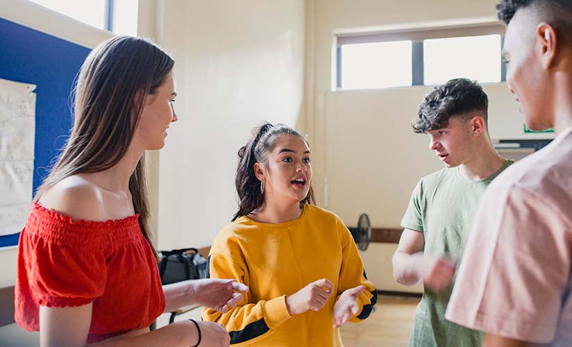 Jóvenes conversando en un espacio multiusos