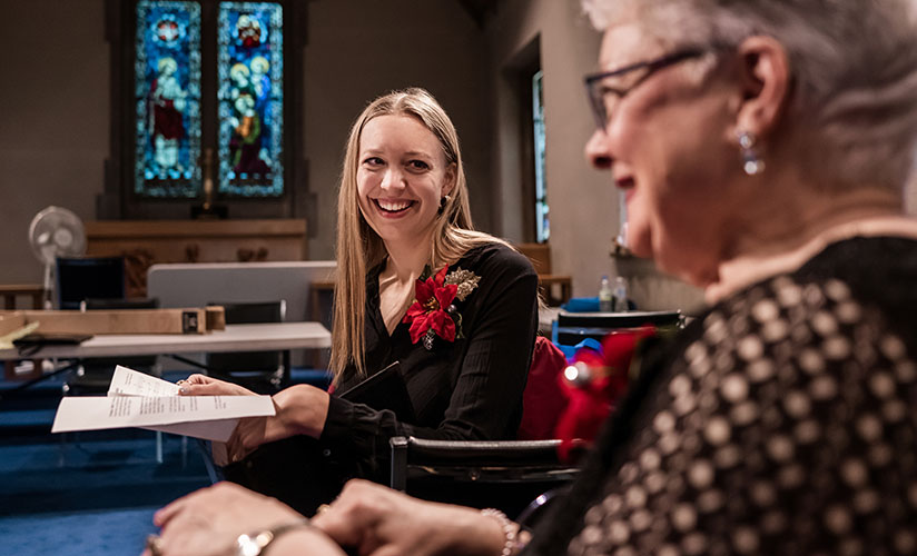 photo spontanée de deux membres de la chorale de l'église