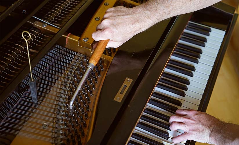 Primer plano de un piano siendo afinado