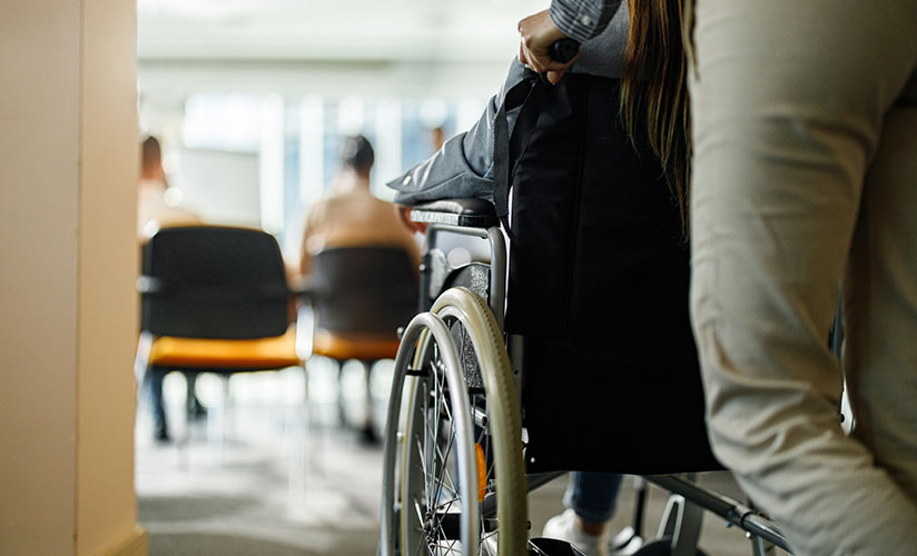 Un fidèle escorté dans une salle de culte moderne