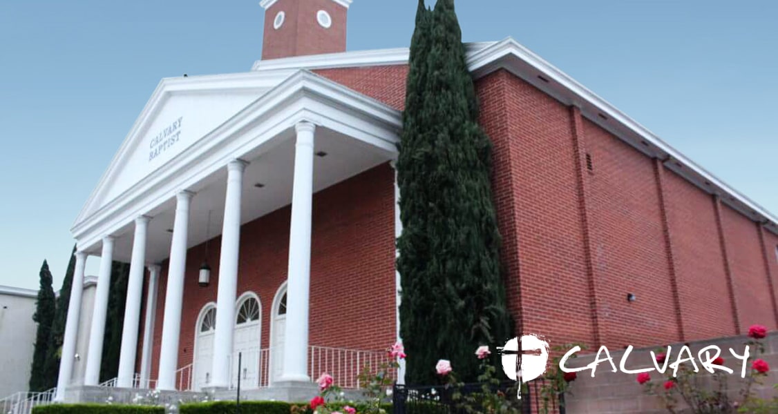 Exterior da igreja do Calvário em tijolo vermelho