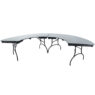 ABS-Serpentinentische, die zu einem Halbkreis angeordnet sind